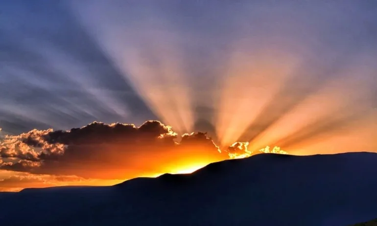 Времето днес: Пролетни температури и отслабване на вятъра - Tribune.bg