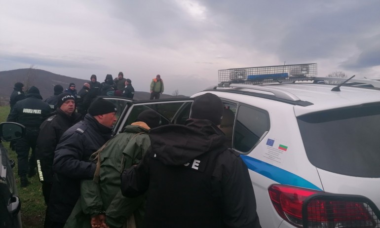 Не полицията, а случаен овчар заловил и набил въоръжения беглец от Сърница? - Tribune.bg