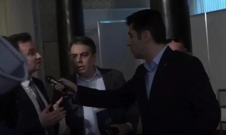 Петков дръпна микрофона на депутат от ГЕРБ, който му каза, че е подписал да затваря централи - Tribune.bg