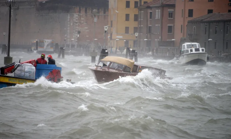 Венеция бе спасена от катастрофално наводнение благодарение на дигите Мойсей - Tribune.bg