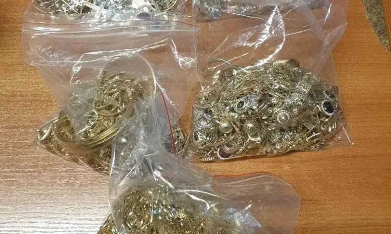 Иззеха златни накити за 109 931 лева на Капитан Андреево, били скрити в бельото на пътник - Tribune.bg