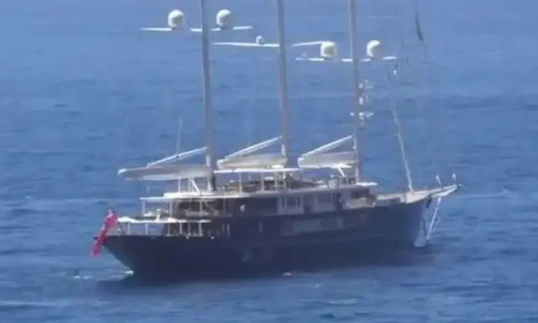 Две яхти и хеликоптер обслужват капризите на милиардераОстров Капри пак