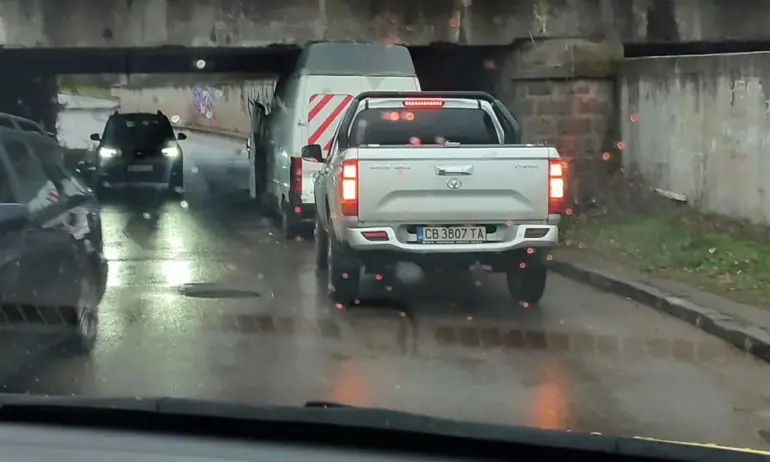 Млада шофьорка на бус се заклещи под мост в София.