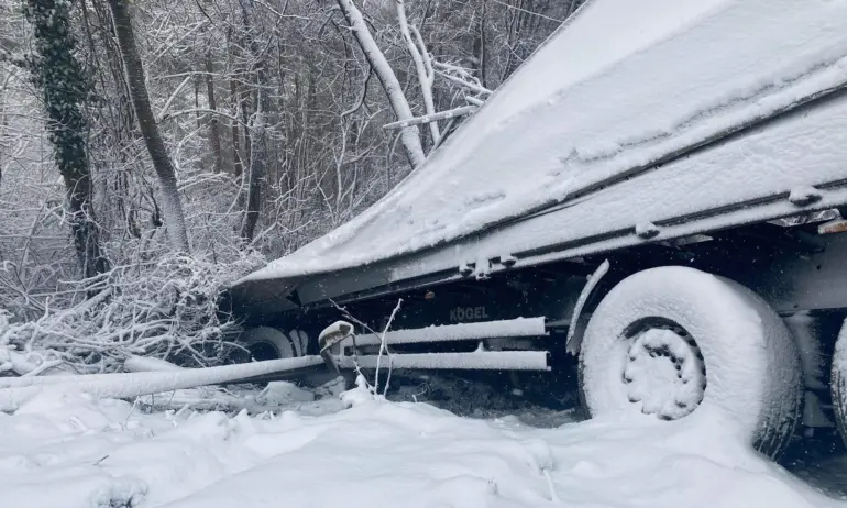 Аварирал камион спря движението Симитли-Банско-Гоце Делчев - Tribune.bg