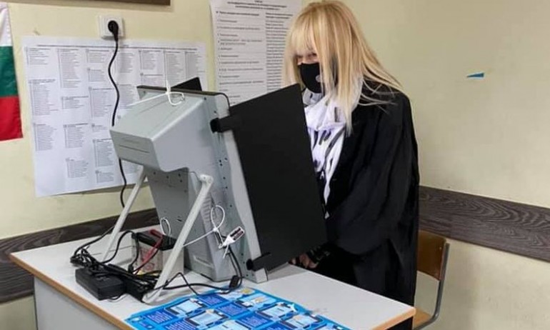 Лили Иванова гласува: Здраве, успех и щастие на всички българи! - Tribune.bg