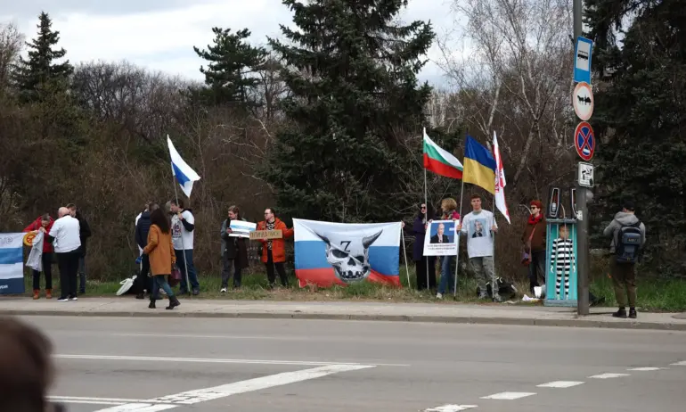 Тълпи от желаещи да гласуват в Руското посолство, Терзиев не позволил протест точно пред мисията - Tribune.bg