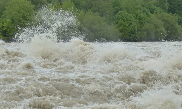 Порои в Смолянско – язовирите преливат - Tribune.bg