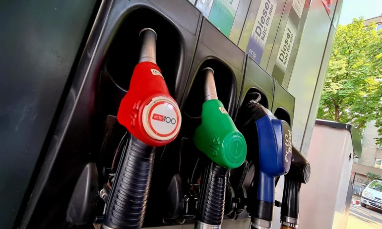 Отстъпката за горивата може да се вдигне на 50 ст./л и само за хора със заплата под 3400 лв. - Tribune.bg