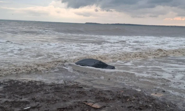 Специализирани екипи от състава на Военноморските сили осигуряват оттичането на водите на реката в морето - Tribune.bg