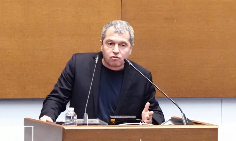 Денков се пързаля като сапун: ИТН поискаха отговор за офшорка на Асен Василев и броя на бежанците - Tribune.bg