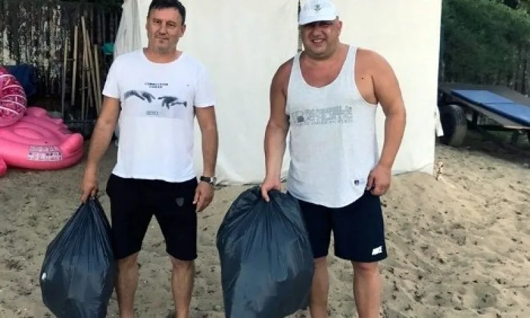 Спортният министър лично се захвана да чисти плажа във Варна - Tribune.bg