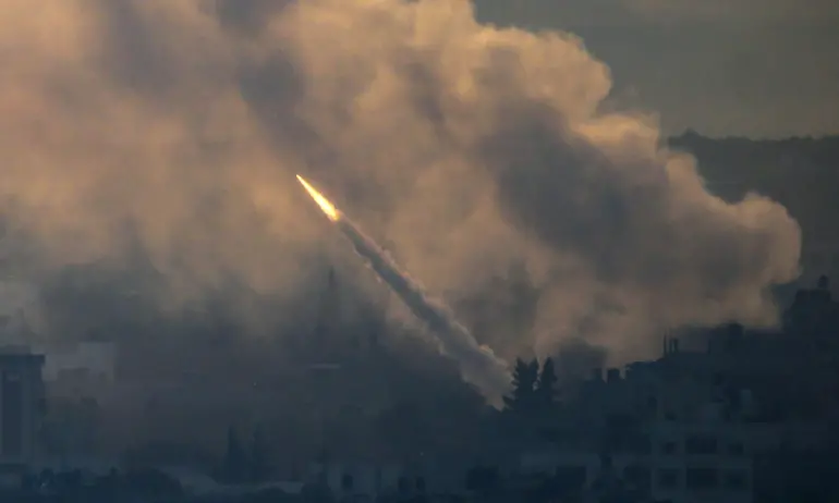 Хамас“ нанесе изненадващ ракетен обстрел срещу Израел. Това принуди премиерът