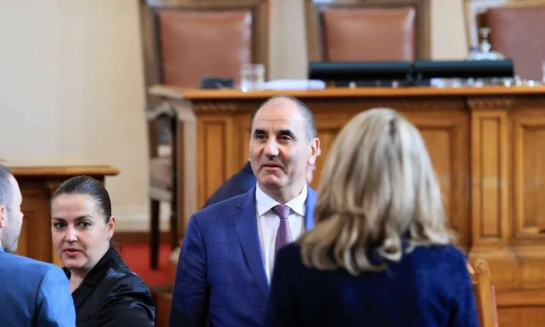 Депутатите от ГЕРБ изпратиха Цветанов с маратонки за дълъг политически маратон - Tribune.bg