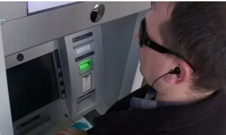 Незрящите хора у нас вече могат сами да теглят пари от банкомат чрез система със звуковите инструкции - Tribune.bg