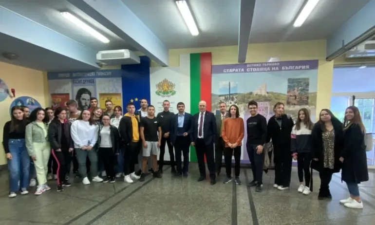 Българи воюват с българи, политиците откриха топлата вода – Иван Гешев в разговор с ученици - Tribune.bg