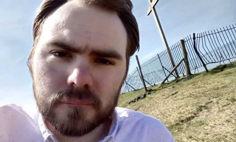 Незаконно притежавано оръжие и схеми за самоделни бомби са открити в къщата на британеца - Tribune.bg