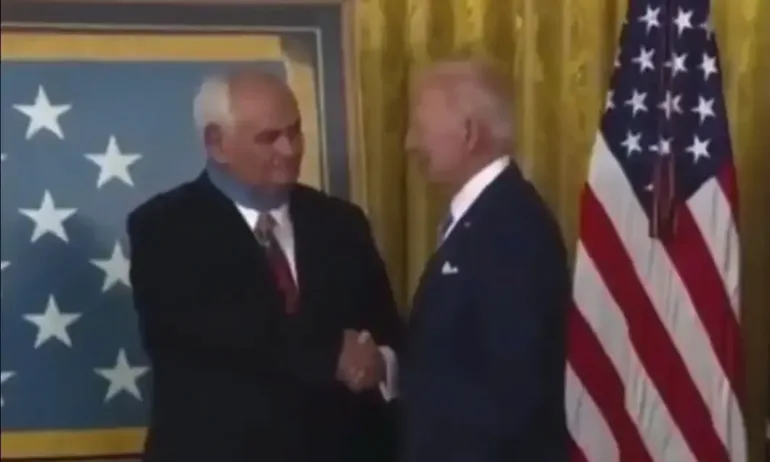 Джо Байдън с нов гаф: Закачи орден наобратно - Tribune.bg