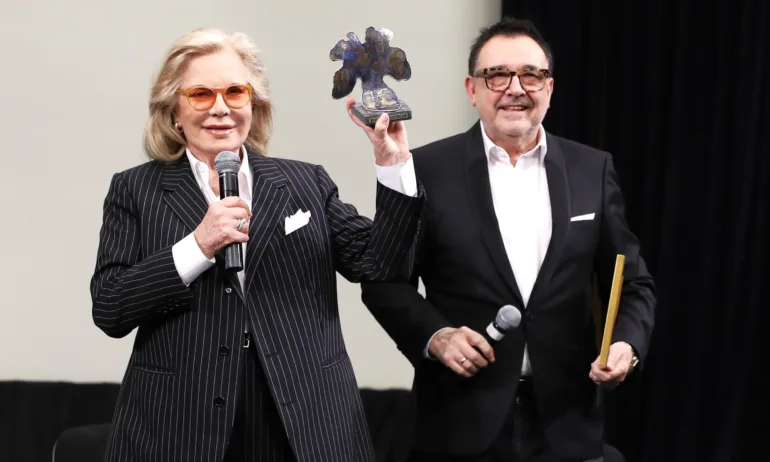 Силви Вартан получи приза БГ модна икона 2025 от Академията за мода - Tribune.bg