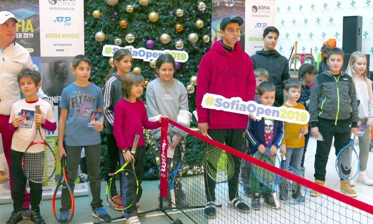 Адриан Андреев игра тенис с десетки деца под голяма коледна елха, покани всички на Sofia Open 2019 - Tribune.bg