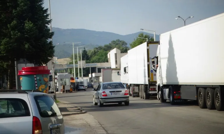 Колони от автомобили са се образували на ГКПП Кулата - Tribune.bg