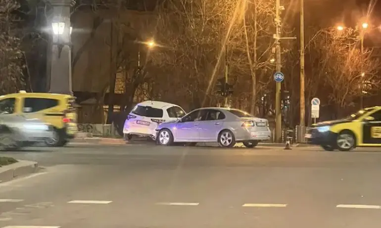 Мъж е в болница след катастрофа в София - Tribune.bg
