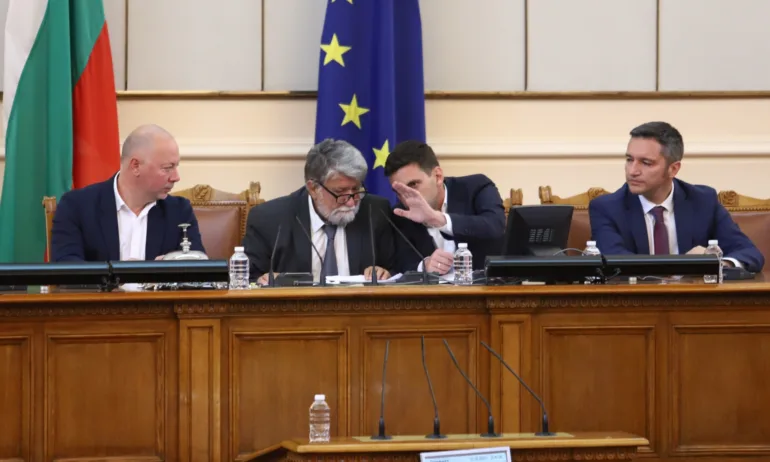 Спор за централи и 100 километра ТИР-ове с батерии в пленарната зала - Tribune.bg