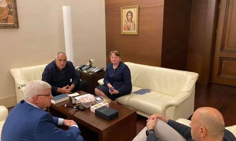 В 18:50 – все още няма представители на протестиращите сестри в МС - Tribune.bg