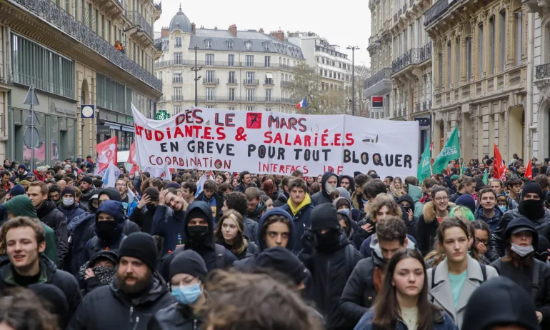 100 часа дебати на фона на масови протести: Сенатът одобри французите да се пенсионират на 64, а не на 62 - Tribune.bg