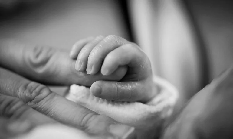 Заразена жена роди здраво бебе, бащата почина от COVID-19 - Tribune.bg