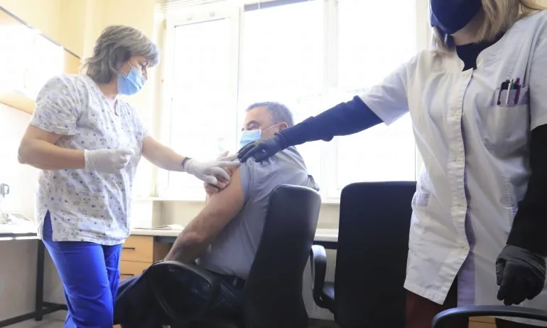 Доц. Ангел Кунчев се имунизира срещу COVID-19: Доволен съм, че стигнах и аз до ваксинацията - Tribune.bg