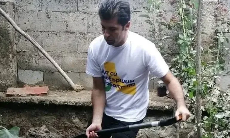 Кирил Петков рине кал с агитационна тениска - Tribune.bg