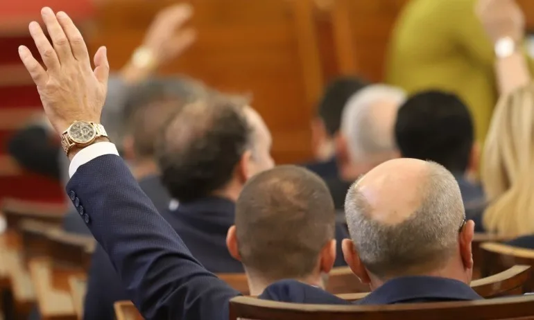 Депутатите приеха доклада на Временната анкетна комисия на парламента за теча на данни от НАП - Tribune.bg