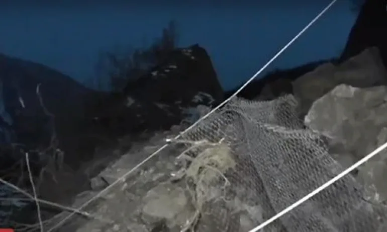 Разчистват района на свлачището при с. Елисейна - Tribune.bg