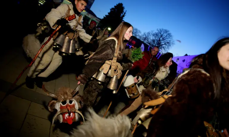 С грандиозен спектакъл откриха Сурва 2024 - Tribune.bg