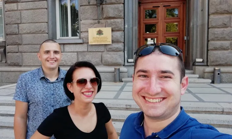 По традиция: Младежите от ГЕРБ пазят място пред ЦИК, за да може партията първа да се регистрира за изборите - Tribune.bg