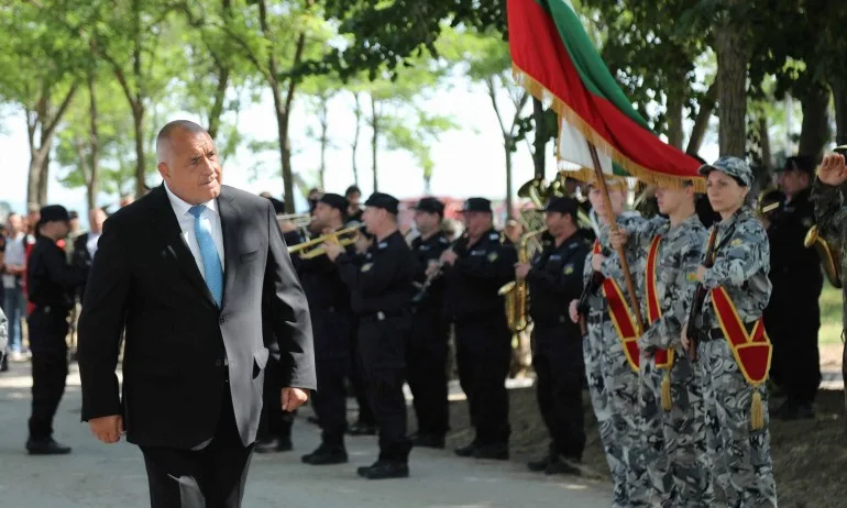 Борисов получи пистолет Макаров от армията за рождения си ден - Tribune.bg