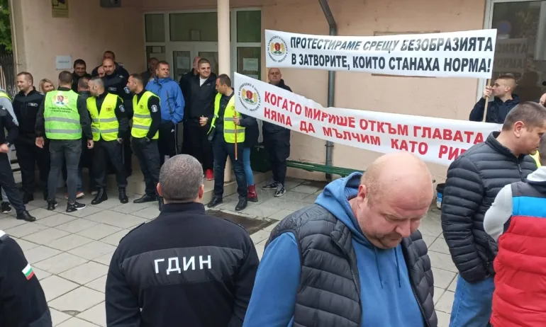 Не сме машини, не сме експеримент: Надзиратели на протест, поискаха Зарков да изкара една смяна в затвора - Tribune.bg