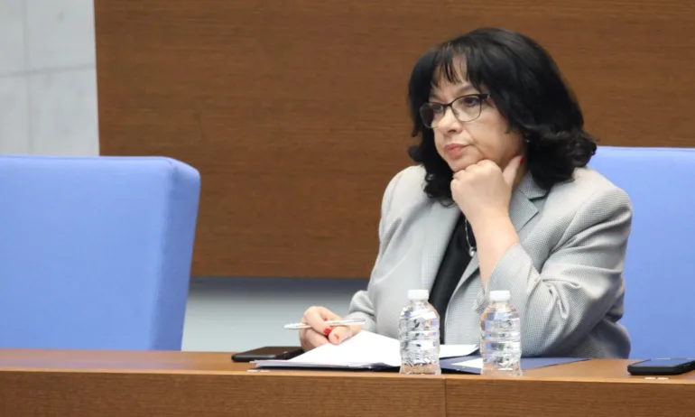 Петкова: В средата на февруари ще бъдем изслушани в еврогрупата, едва след това може да се иска конвергентен доклад - Tribune.bg