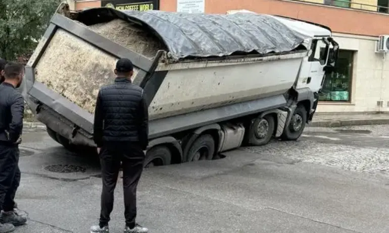 Камион пропадна в столичния кв. Редута, движението е затруднено - Tribune.bg