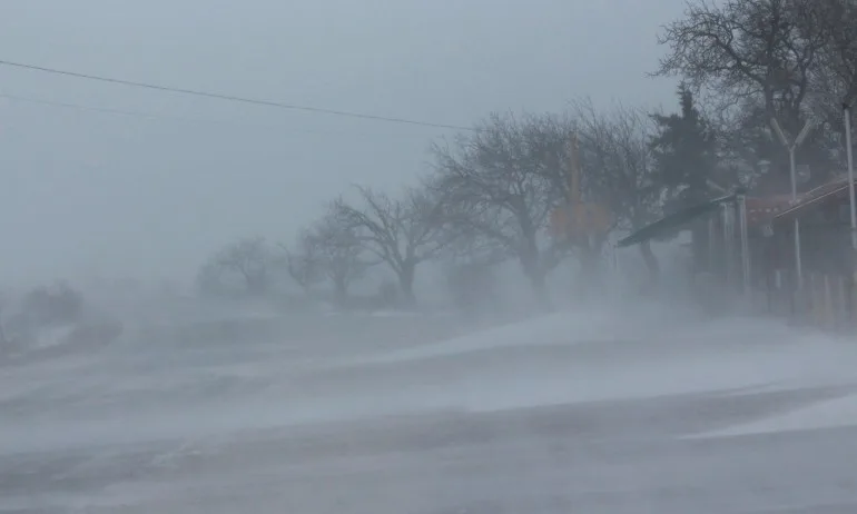 Силен снеговалеж затвори движението в Прохода на Републиката - Tribune.bg