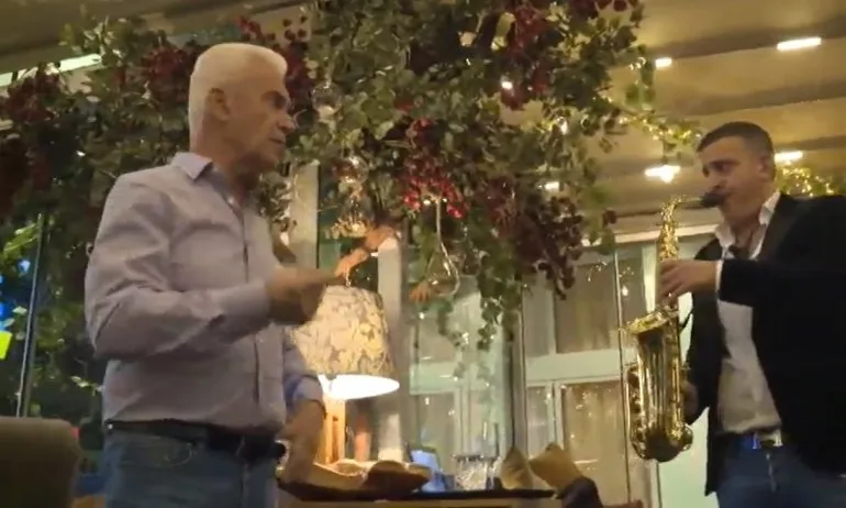 Сидеров хвърля по 50 лв. на непознати на Витошка - Tribune.bg