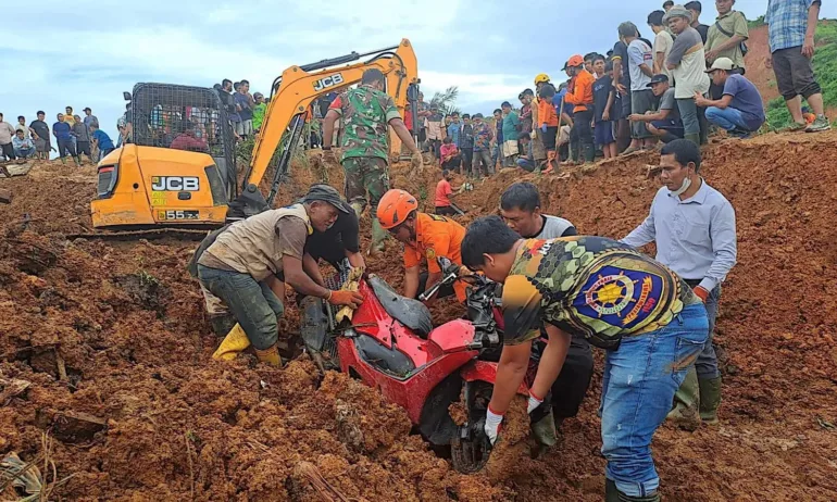 Броят на жертвите от наводненията в Индонезия достигна 442 - Tribune.bg