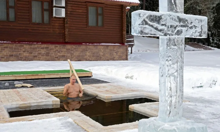 Путин се потопи в ледени води за Богоявление (ВИДЕО) - Tribune.bg
