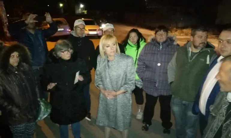 Какво прави Мая Манолова по тъмно във Волуяк? Агитира или провежда тайна среща? - Tribune.bg