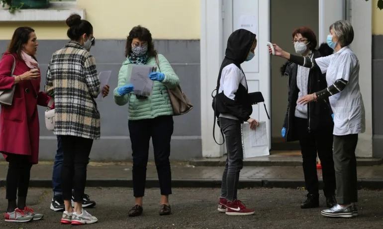 По Вариант 1 пишат малко над 36 000 зрелостници, които се явяват на втората задължителна матура - Tribune.bg