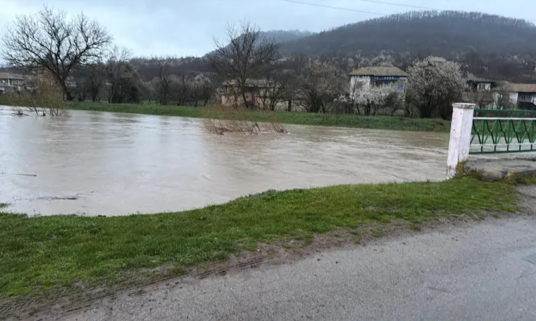 Река Черни Лом преля. Хората са предупреди да се евакуират - (СНИМКИ) - Tribune.bg