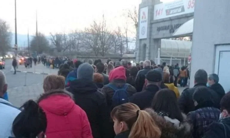 Как изглеждаше социалното дистанциране на входа на Арсенал Казанлък? - Tribune.bg