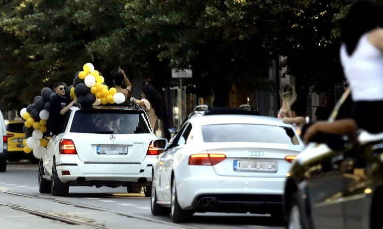 15 съученици и учители на абитуриента във Велико Търново са с COVID-19 - Tribune.bg