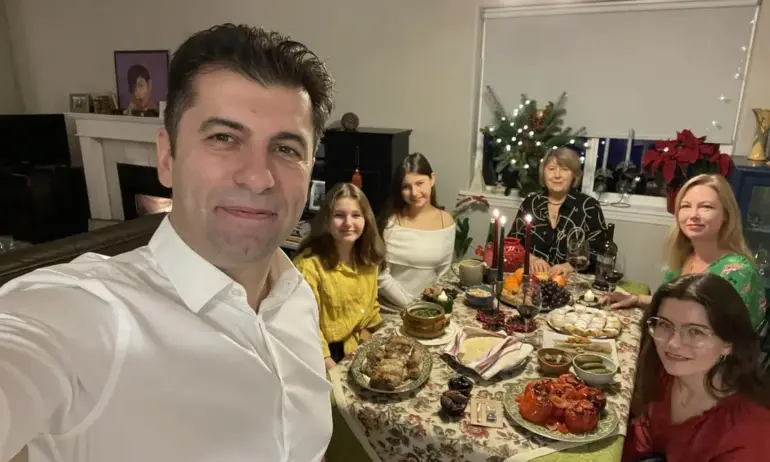 Кирил Петков замина с Линда и децата за Канада - Tribune.bg