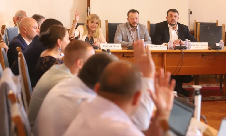 Набързо и в последния момент депутатите от регионалната комисия одобриха индексацията на строителните договори - Tribune.bg